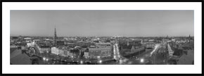 Panorama af København i skumringen set fra Christiansborg - panoramabillede i sort/hvid